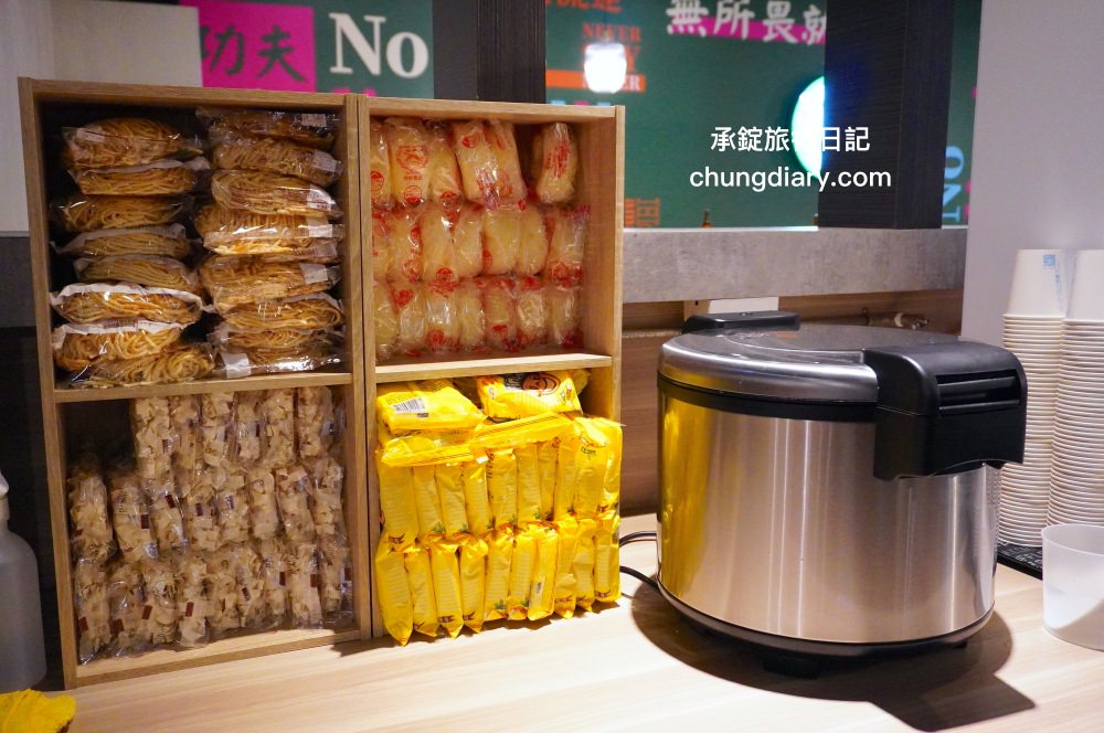 狂一鍋 嘉義市博愛店｜一位難求的台北爆紅火鍋，桌邊爆炒火焰秀、自助吧吃到飽！最潮必吃台式火鍋店，跑到嘉義市插旗也能吃得到。