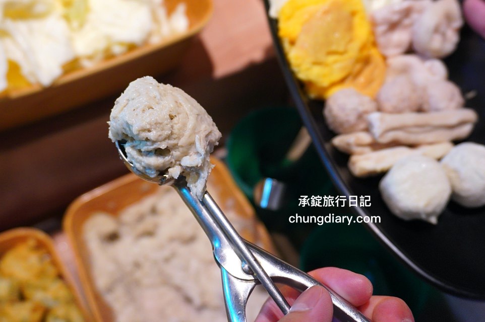 狂一鍋 嘉義市博愛店｜一位難求的台北爆紅火鍋，桌邊爆炒火焰秀、自助吧吃到飽！最潮必吃台式火鍋店，跑到嘉義市插旗也能吃得到。