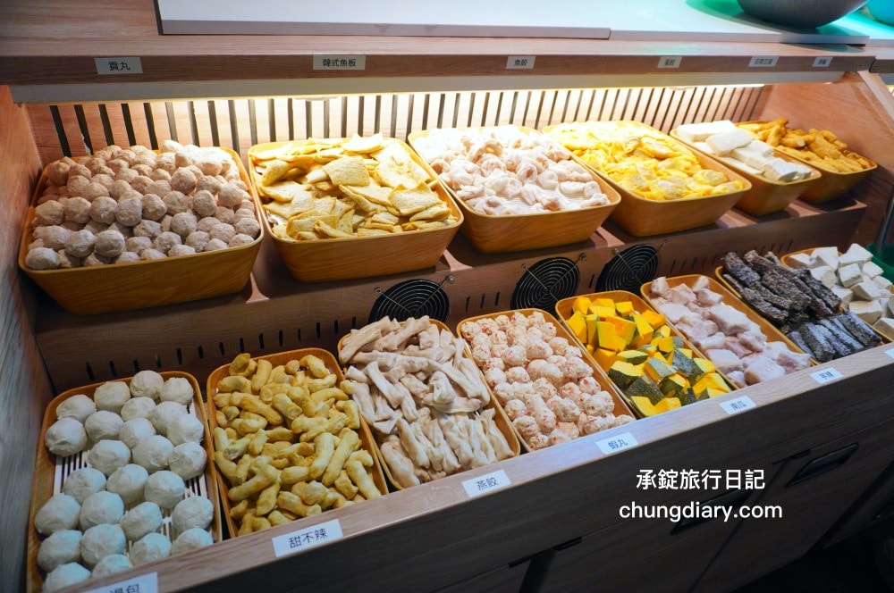 狂一鍋 嘉義市博愛店｜一位難求的台北爆紅火鍋，桌邊爆炒火焰秀、自助吧吃到飽！最潮必吃台式火鍋店，跑到嘉義市插旗也能吃得到。