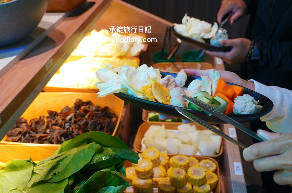 狂一鍋 嘉義市博愛店｜一位難求的台北爆紅火鍋，桌邊爆炒火焰秀、自助吧吃到飽！最潮必吃台式火鍋店，跑到嘉義市插旗也能吃得到。