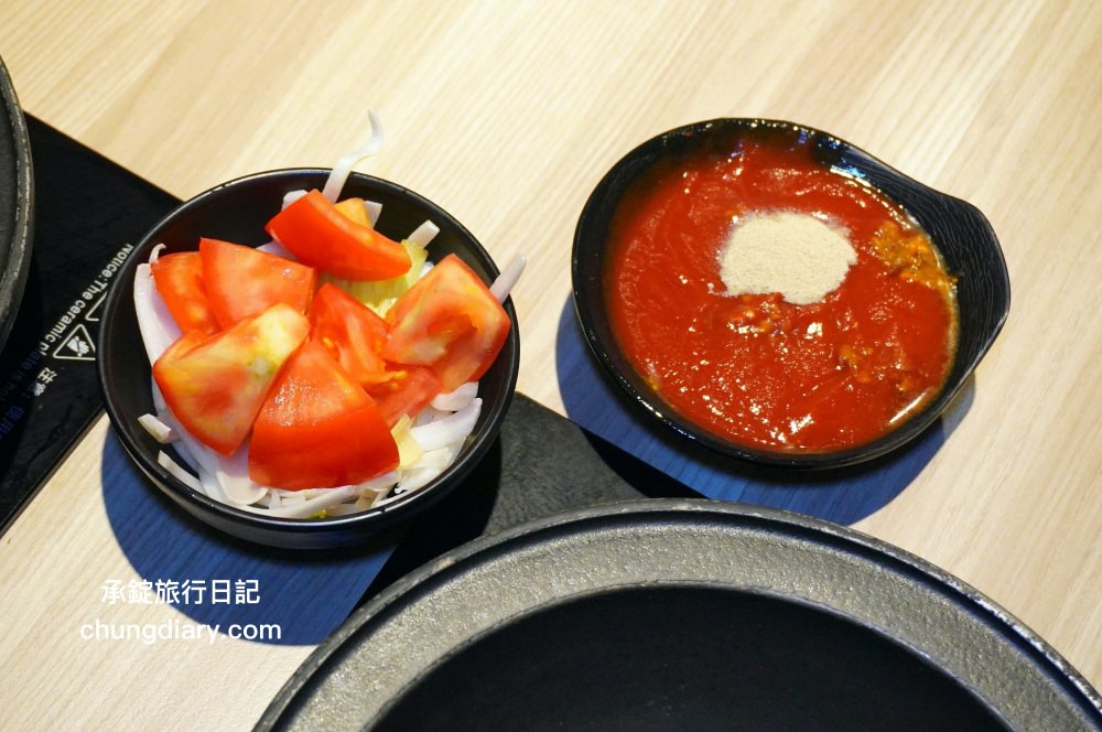 狂一鍋 嘉義市博愛店｜一位難求的台北爆紅火鍋，桌邊爆炒火焰秀、自助吧吃到飽！最潮必吃台式火鍋店，跑到嘉義市插旗也能吃得到。