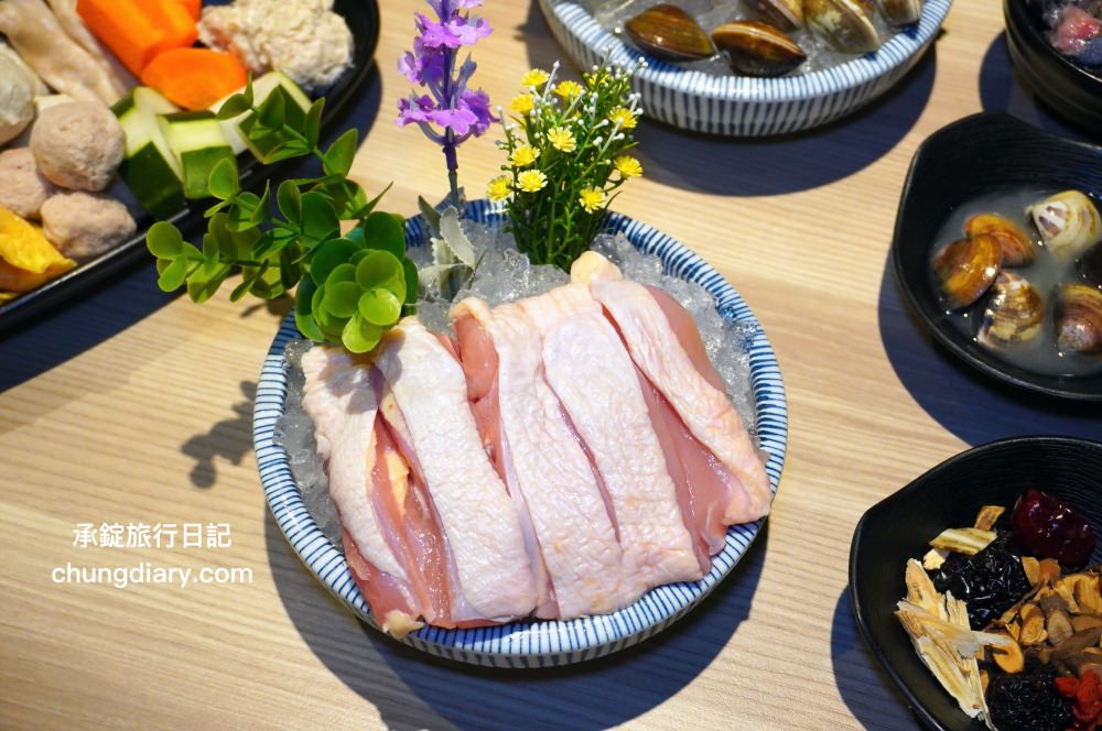 狂一鍋 嘉義市博愛店｜一位難求的台北爆紅火鍋，桌邊爆炒火焰秀、自助吧吃到飽！最潮必吃台式火鍋店，跑到嘉義市插旗也能吃得到。