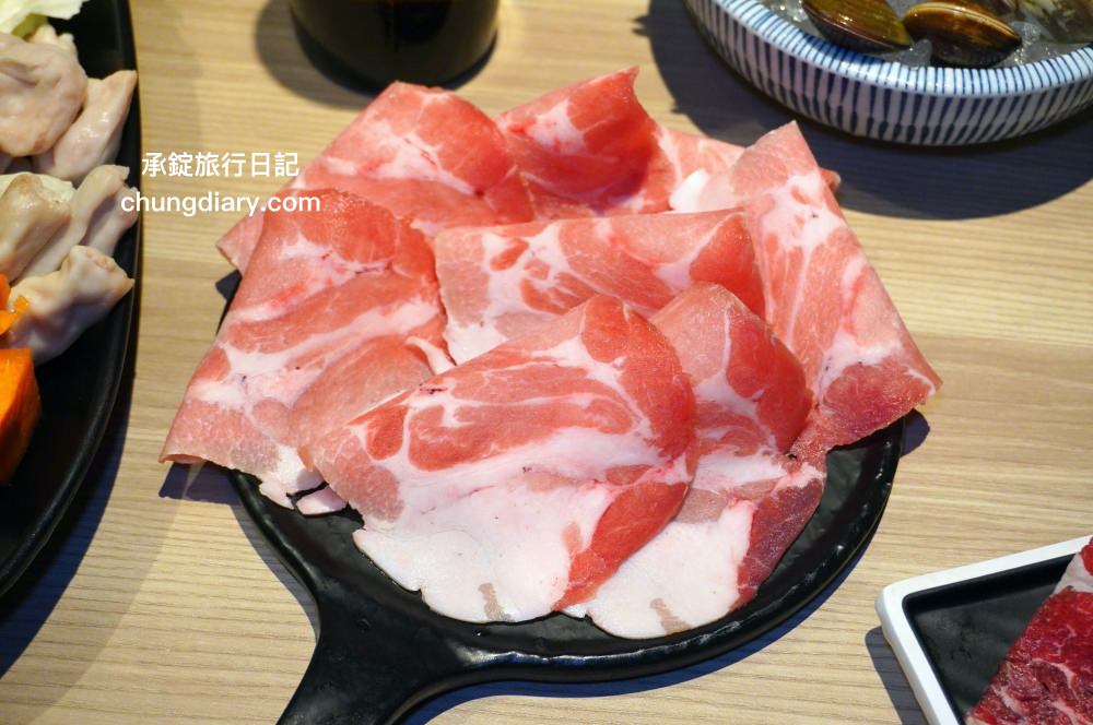 狂一鍋 嘉義市博愛店｜一位難求的台北爆紅火鍋，桌邊爆炒火焰秀、自助吧吃到飽！最潮必吃台式火鍋店，跑到嘉義市插旗也能吃得到。