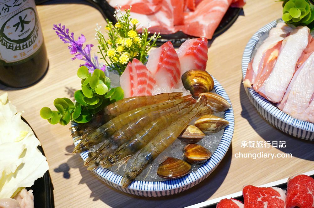 狂一鍋 嘉義市博愛店｜一位難求的台北爆紅火鍋，桌邊爆炒火焰秀、自助吧吃到飽！最潮必吃台式火鍋店，跑到嘉義市插旗也能吃得到。