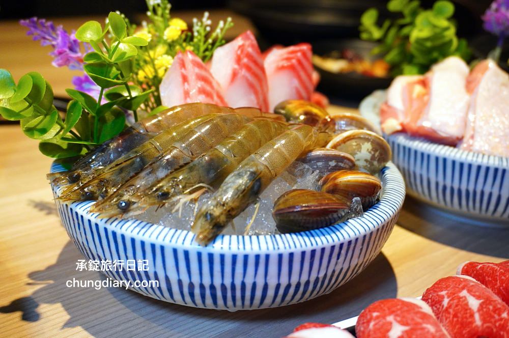 狂一鍋 嘉義市博愛店｜一位難求的台北爆紅火鍋，桌邊爆炒火焰秀、自助吧吃到飽！最潮必吃台式火鍋店，跑到嘉義市插旗也能吃得到。