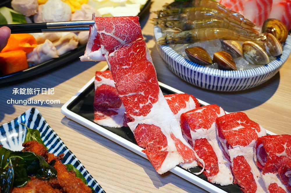 狂一鍋 嘉義市博愛店｜一位難求的台北爆紅火鍋，桌邊爆炒火焰秀、自助吧吃到飽！最潮必吃台式火鍋店，跑到嘉義市插旗也能吃得到。