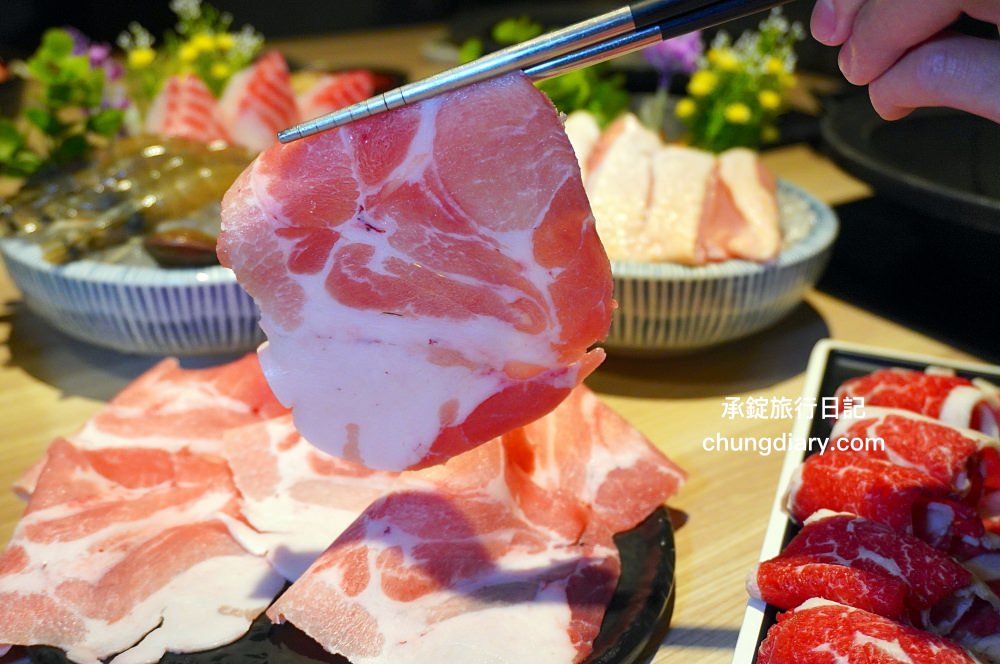 狂一鍋 嘉義市博愛店｜一位難求的台北爆紅火鍋，桌邊爆炒火焰秀、自助吧吃到飽！最潮必吃台式火鍋店，跑到嘉義市插旗也能吃得到。