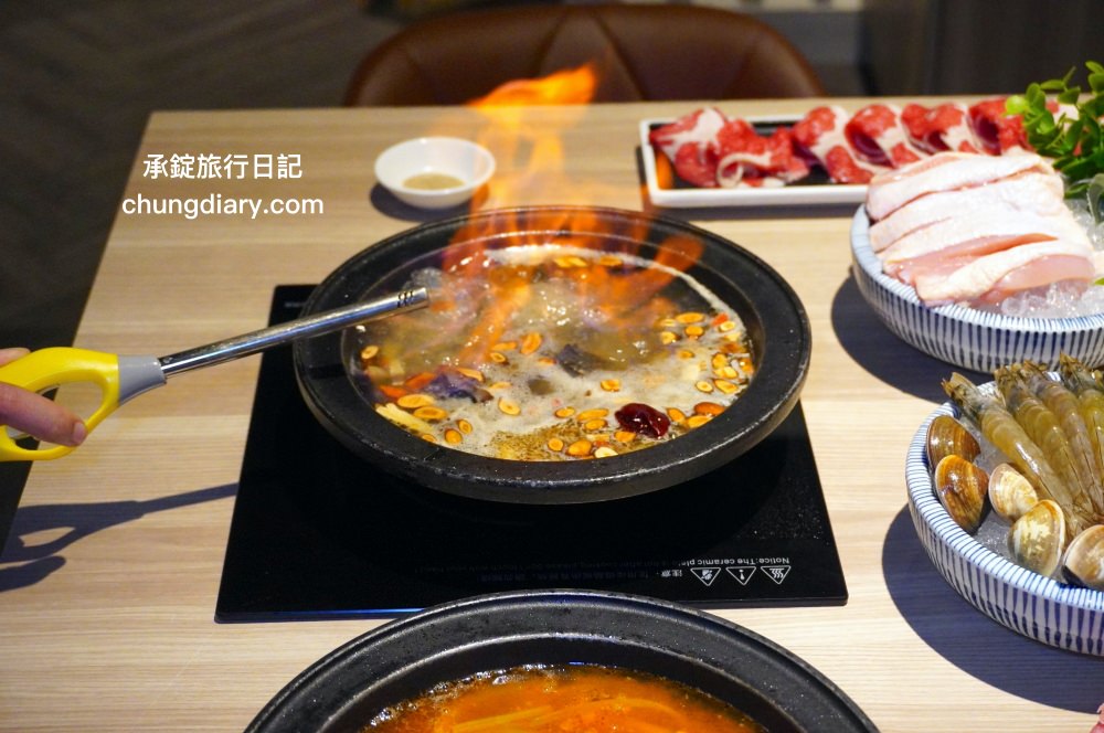 狂一鍋 嘉義市博愛店｜一位難求的台北爆紅火鍋，桌邊爆炒火焰秀、自助吧吃到飽！最潮必吃台式火鍋店，跑到嘉義市插旗也能吃得到。