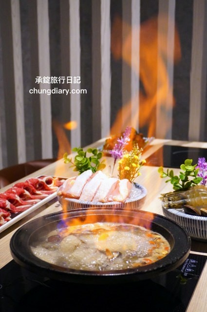 狂一鍋 嘉義市博愛店｜一位難求的台北爆紅火鍋，桌邊爆炒火焰秀、自助吧吃到飽！最潮必吃台式火鍋店，跑到嘉義市插旗也能吃得到。