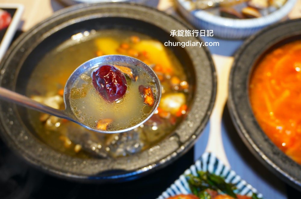 狂一鍋 嘉義市博愛店｜一位難求的台北爆紅火鍋，桌邊爆炒火焰秀、自助吧吃到飽！最潮必吃台式火鍋店，跑到嘉義市插旗也能吃得到。