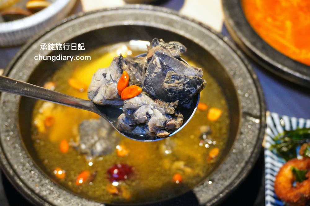 狂一鍋 嘉義市博愛店｜一位難求的台北爆紅火鍋，桌邊爆炒火焰秀、自助吧吃到飽！最潮必吃台式火鍋店，跑到嘉義市插旗也能吃得到。