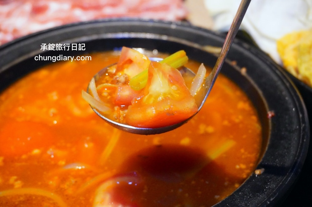 狂一鍋 嘉義市博愛店｜一位難求的台北爆紅火鍋，桌邊爆炒火焰秀、自助吧吃到飽！最潮必吃台式火鍋店，跑到嘉義市插旗也能吃得到。