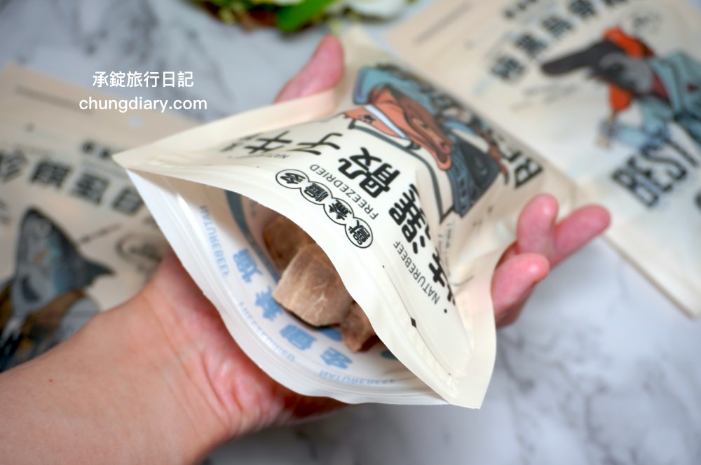 寵物凍乾零食【獸益糧多】極黑烏骨雞、珍饌虱目魚、特選骰子牛，100%自然原肉，不添加任何化學物、香料、防腐劑等，通過SGS檢驗、ISO/HACCP認證，挑嘴毛孩必備肉乾推薦！