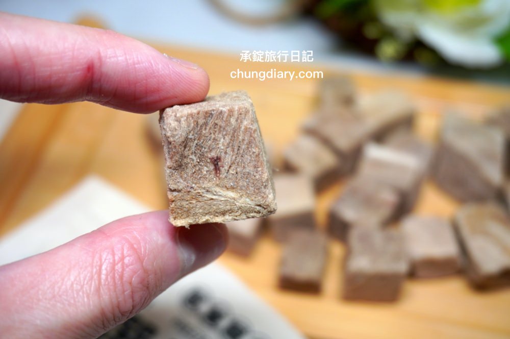 寵物凍乾零食【獸益糧多】極黑烏骨雞、珍饌虱目魚、特選骰子牛，100%自然原肉，不添加任何化學物、香料、防腐劑等，通過SGS檢驗、ISO/HACCP認證，挑嘴毛孩必備肉乾推薦！