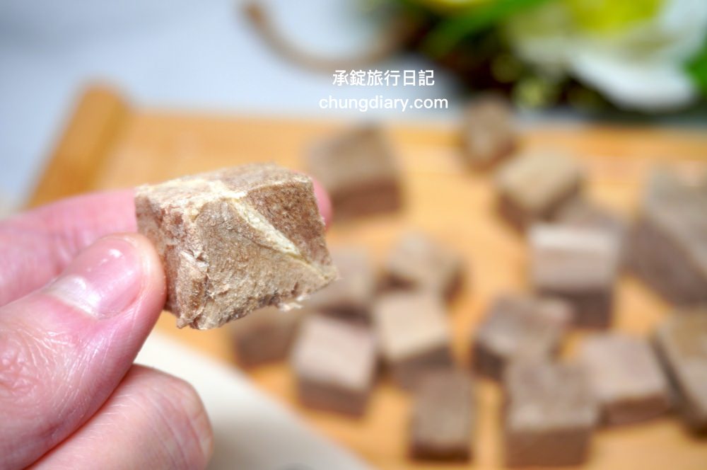 寵物凍乾零食【獸益糧多】極黑烏骨雞、珍饌虱目魚、特選骰子牛，100%自然原肉，不添加任何化學物、香料、防腐劑等，通過SGS檢驗、ISO/HACCP認證，挑嘴毛孩必備肉乾推薦！