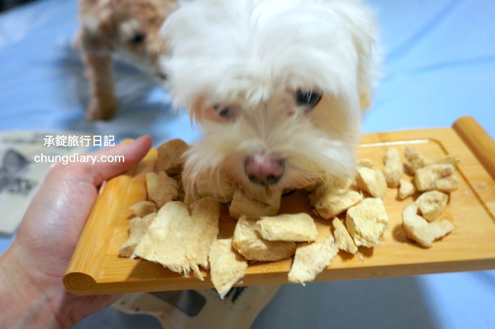 寵物凍乾零食【獸益糧多】極黑烏骨雞、珍饌虱目魚、特選骰子牛，100%自然原肉，不添加任何化學物、香料、防腐劑等，通過SGS檢驗、ISO/HACCP認證，挑嘴毛孩必備肉乾推薦！