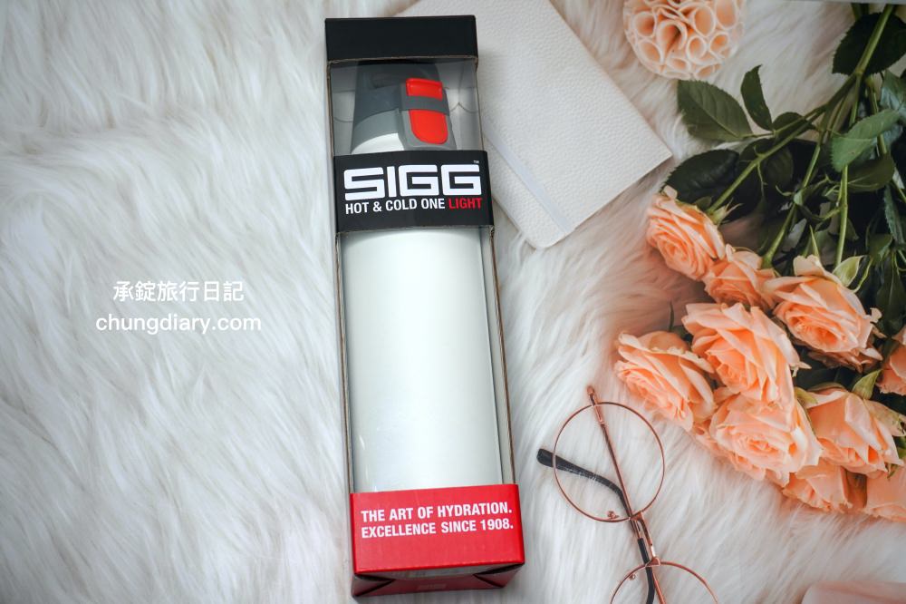 保溫瓶推薦【瑞士百年 SIGG 彈蓋輕量保溫瓶】KoolKado台灣總代理， 100%無毒安全材質製成，兼具時尚美學與隨身實用性！大口徑設計輕鬆放入冰塊、茶包、水果等，還有貼心茶隔順暢飲用不吃渣。
