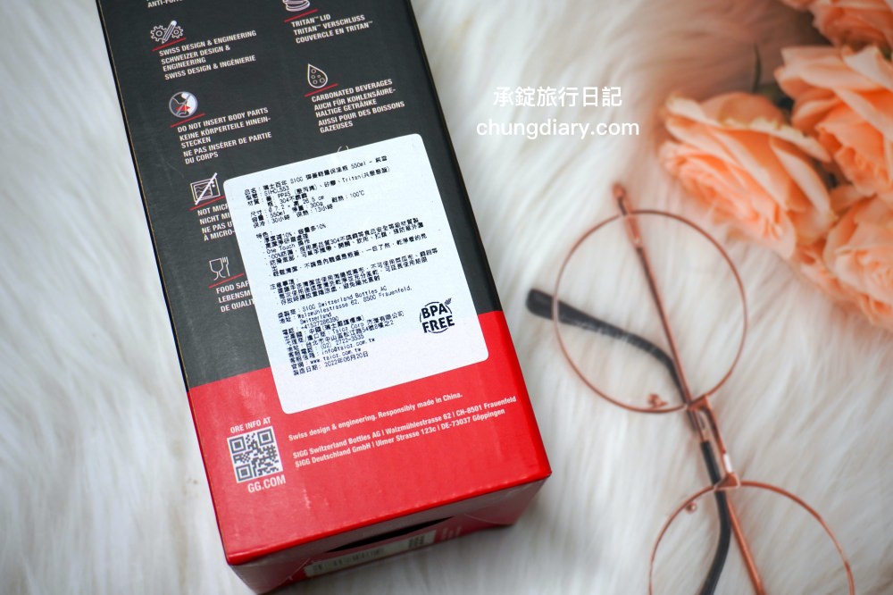 保溫瓶推薦【瑞士百年 SIGG 彈蓋輕量保溫瓶】KoolKado台灣總代理， 100%無毒安全材質製成，兼具時尚美學與隨身實用性！大口徑設計輕鬆放入冰塊、茶包、水果等，還有貼心茶隔順暢飲用不吃渣。