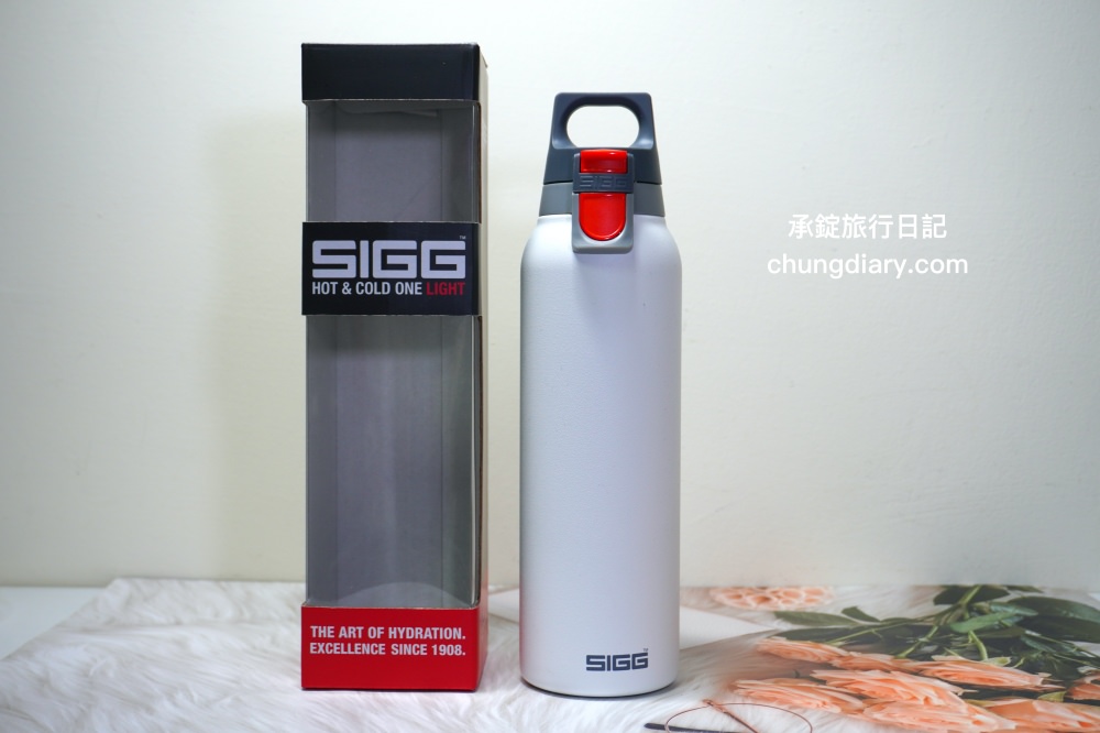 保溫瓶推薦【瑞士百年 SIGG 彈蓋輕量保溫瓶】KoolKado台灣總代理， 100%無毒安全材質製成，兼具時尚美學與隨身實用性！大口徑設計輕鬆放入冰塊、茶包、水果等，還有貼心茶隔順暢飲用不吃渣。