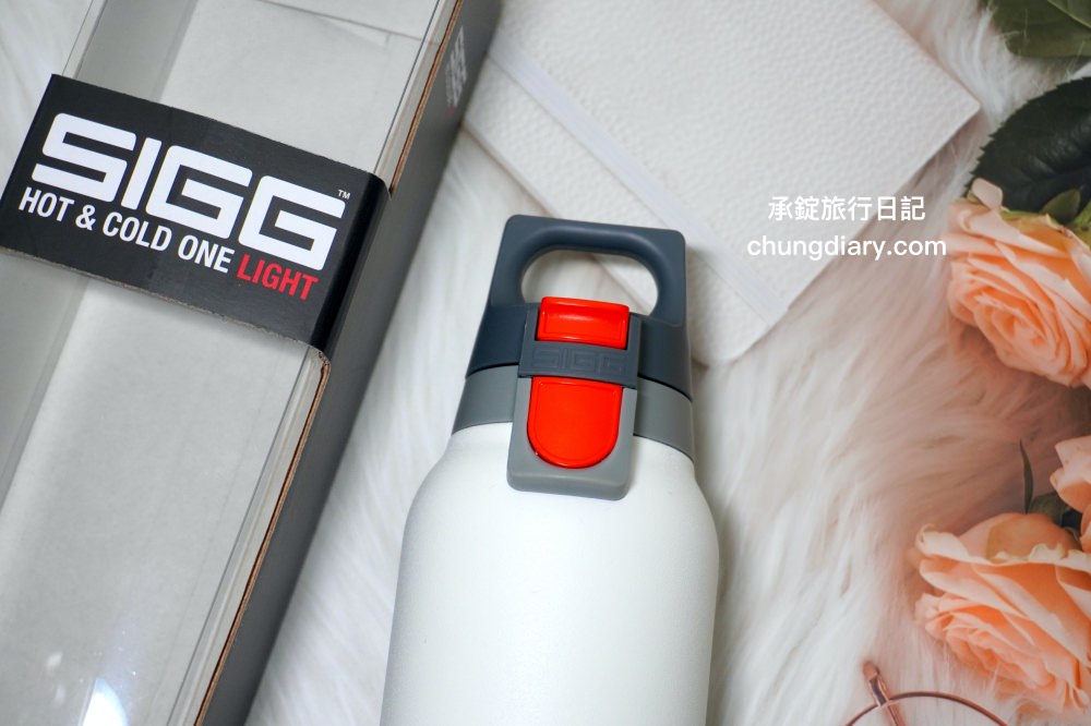 保溫瓶推薦【瑞士百年 SIGG 彈蓋輕量保溫瓶】KoolKado台灣總代理， 100%無毒安全材質製成，兼具時尚美學與隨身實用性！大口徑設計輕鬆放入冰塊、茶包、水果等，還有貼心茶隔順暢飲用不吃渣。