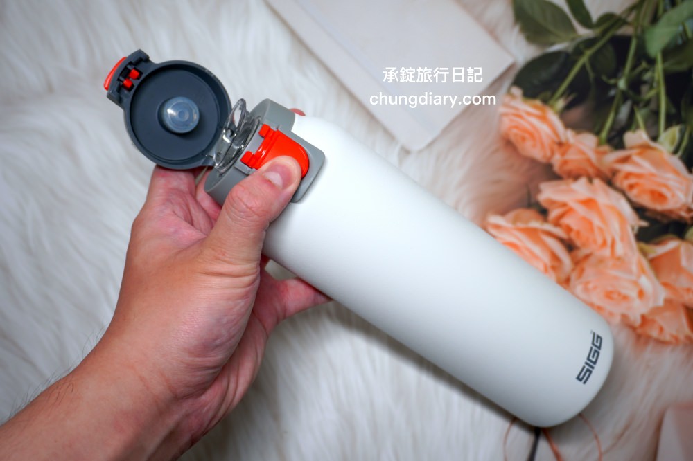 保溫瓶推薦【瑞士百年 SIGG 彈蓋輕量保溫瓶】KoolKado台灣總代理， 100%無毒安全材質製成，兼具時尚美學與隨身實用性！大口徑設計輕鬆放入冰塊、茶包、水果等，還有貼心茶隔順暢飲用不吃渣。
