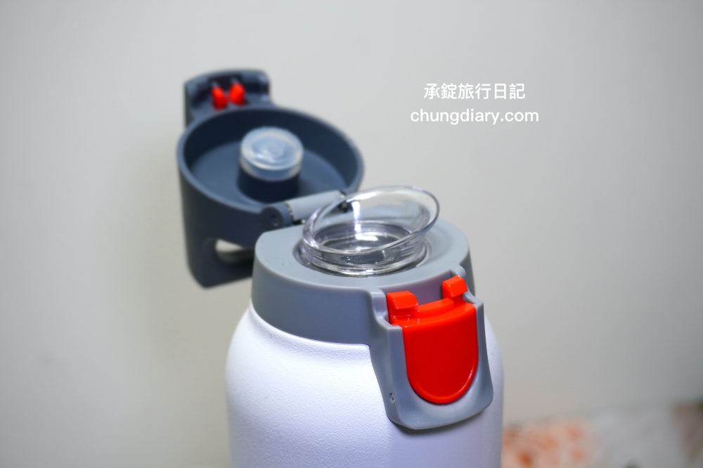 保溫瓶推薦【瑞士百年 SIGG 彈蓋輕量保溫瓶】KoolKado台灣總代理， 100%無毒安全材質製成，兼具時尚美學與隨身實用性！大口徑設計輕鬆放入冰塊、茶包、水果等，還有貼心茶隔順暢飲用不吃渣。