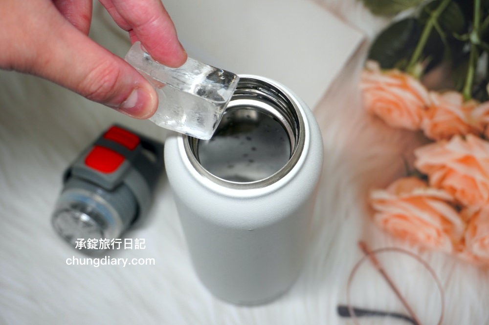 保溫瓶推薦【瑞士百年 SIGG 彈蓋輕量保溫瓶】KoolKado台灣總代理， 100%無毒安全材質製成，兼具時尚美學與隨身實用性！大口徑設計輕鬆放入冰塊、茶包、水果等，還有貼心茶隔順暢飲用不吃渣。