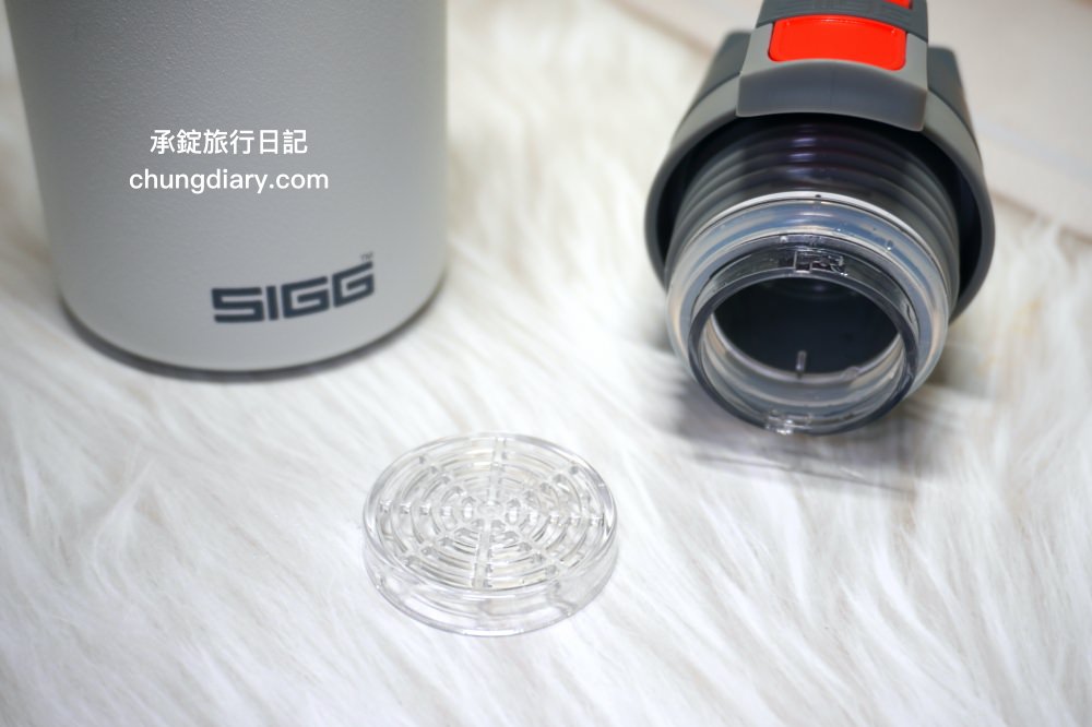保溫瓶推薦【瑞士百年 SIGG 彈蓋輕量保溫瓶】KoolKado台灣總代理， 100%無毒安全材質製成，兼具時尚美學與隨身實用性！大口徑設計輕鬆放入冰塊、茶包、水果等，還有貼心茶隔順暢飲用不吃渣。