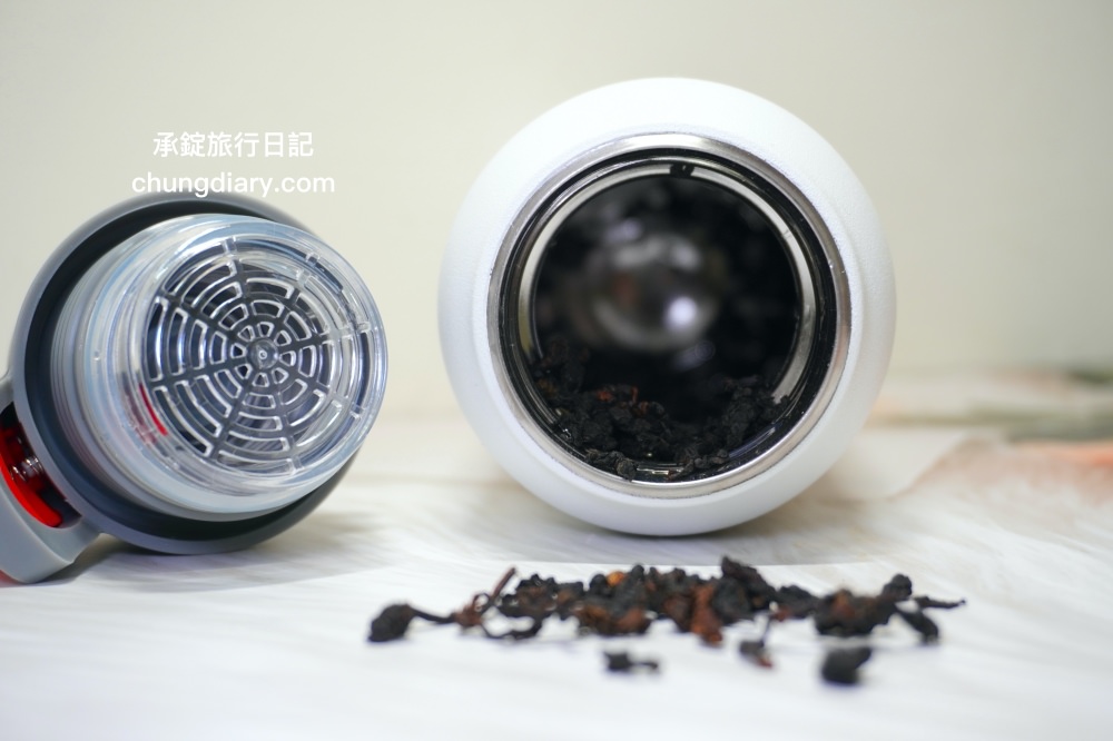 保溫瓶推薦【瑞士百年 SIGG 彈蓋輕量保溫瓶】KoolKado台灣總代理， 100%無毒安全材質製成，兼具時尚美學與隨身實用性！大口徑設計輕鬆放入冰塊、茶包、水果等，還有貼心茶隔順暢飲用不吃渣。