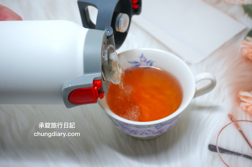 保溫瓶推薦【瑞士百年 SIGG 彈蓋輕量保溫瓶】KoolKado台灣總代理， 100%無毒安全材質製成，兼具時尚美學與隨身實用性！大口徑設計輕鬆放入冰塊、茶包、水果等，還有貼心茶隔順暢飲用不吃渣。