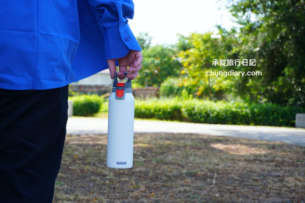 保溫瓶推薦【瑞士百年 SIGG 彈蓋輕量保溫瓶】KoolKado台灣總代理， 100%無毒安全材質製成，兼具時尚美學與隨身實用性！大口徑設計輕鬆放入冰塊、茶包、水果等，還有貼心茶隔順暢飲用不吃渣。