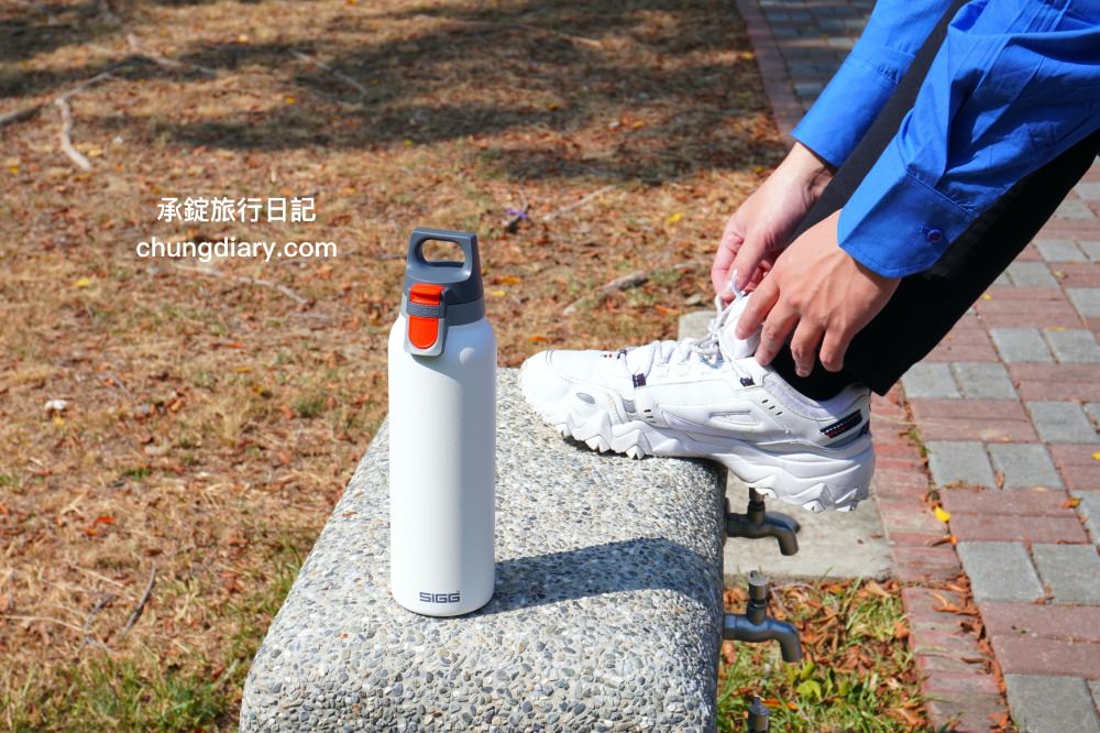 保溫瓶推薦【瑞士百年 SIGG 彈蓋輕量保溫瓶】KoolKado台灣總代理， 100%無毒安全材質製成，兼具時尚美學與隨身實用性！大口徑設計輕鬆放入冰塊、茶包、水果等，還有貼心茶隔順暢飲用不吃渣。