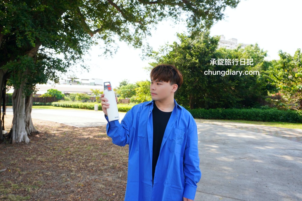 保溫瓶推薦【瑞士百年 SIGG 彈蓋輕量保溫瓶】KoolKado台灣總代理， 100%無毒安全材質製成，兼具時尚美學與隨身實用性！大口徑設計輕鬆放入冰塊、茶包、水果等，還有貼心茶隔順暢飲用不吃渣。