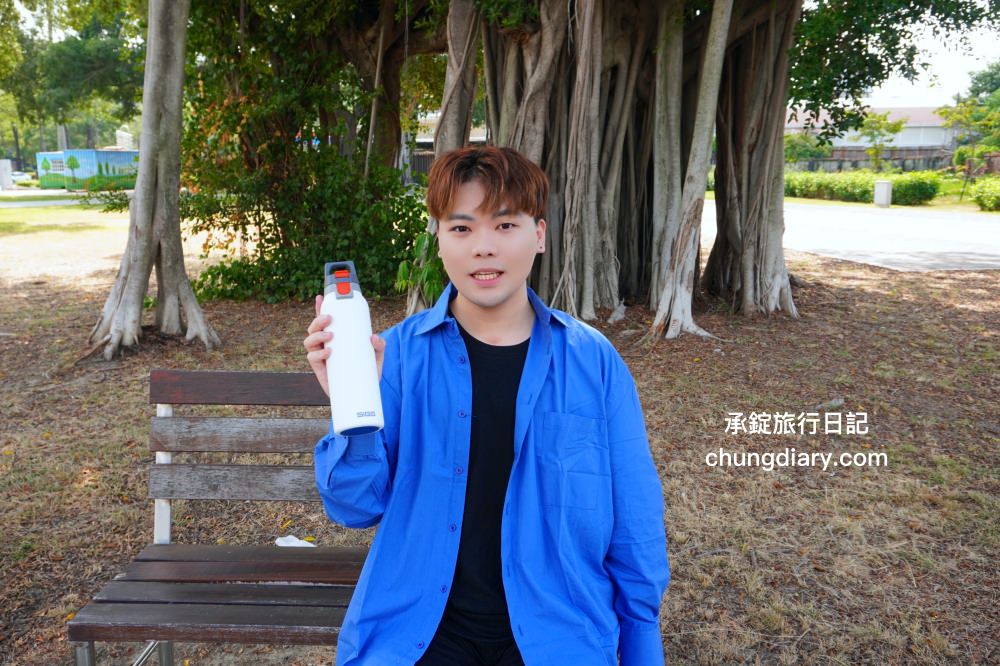 保溫瓶推薦【瑞士百年 SIGG 彈蓋輕量保溫瓶】KoolKado台灣總代理， 100%無毒安全材質製成，兼具時尚美學與隨身實用性！大口徑設計輕鬆放入冰塊、茶包、水果等，還有貼心茶隔順暢飲用不吃渣。