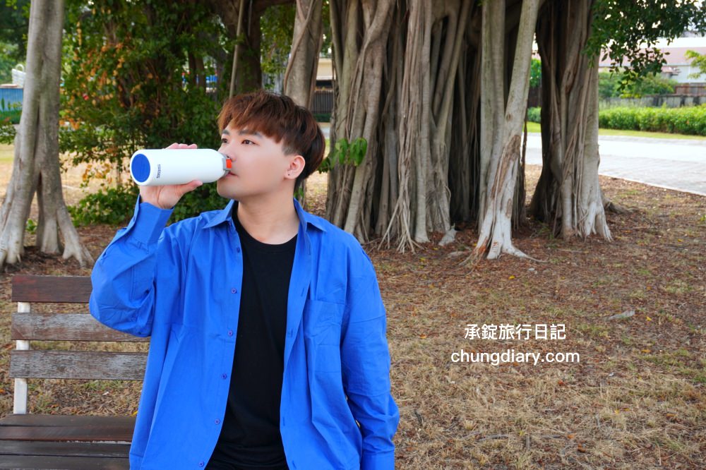 保溫瓶推薦【瑞士百年 SIGG 彈蓋輕量保溫瓶】KoolKado台灣總代理， 100%無毒安全材質製成，兼具時尚美學與隨身實用性！大口徑設計輕鬆放入冰塊、茶包、水果等，還有貼心茶隔順暢飲用不吃渣。