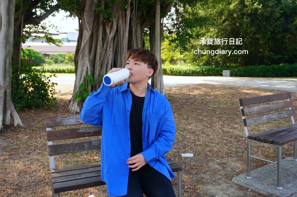 保溫瓶推薦【瑞士百年 SIGG 彈蓋輕量保溫瓶】KoolKado台灣總代理， 100%無毒安全材質製成，兼具時尚美學與隨身實用性！大口徑設計輕鬆放入冰塊、茶包、水果等，還有貼心茶隔順暢飲用不吃渣。