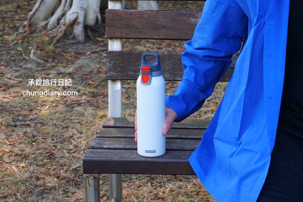 保溫瓶推薦【瑞士百年 SIGG 彈蓋輕量保溫瓶】KoolKado台灣總代理， 100%無毒安全材質製成，兼具時尚美學與隨身實用性！大口徑設計輕鬆放入冰塊、茶包、水果等，還有貼心茶隔順暢飲用不吃渣。