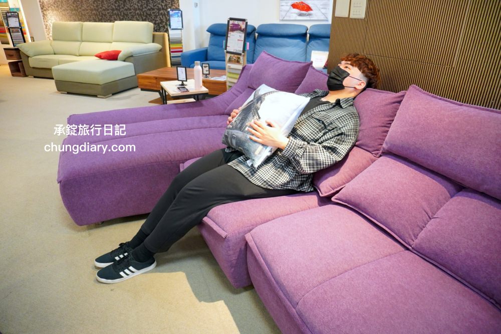 台南沙發推薦【坐又銘沙發永康中正門市】手工沙發、舒眠床墊，款式專利「滑軌式獨立筒沙發」尺寸、布料、顏色都可以客製化。