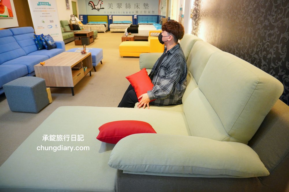台南沙發推薦【坐又銘沙發永康中正門市】手工沙發、舒眠床墊，款式專利「滑軌式獨立筒沙發」尺寸、布料、顏色都可以客製化。
