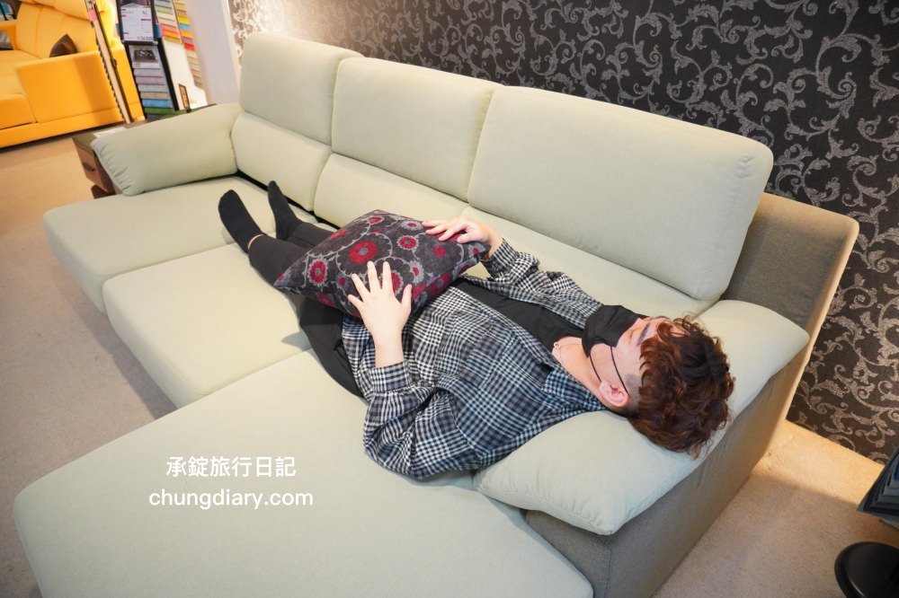 台南沙發推薦【坐又銘沙發永康中正門市】手工沙發、舒眠床墊，款式專利「滑軌式獨立筒沙發」尺寸、布料、顏色都可以客製化。