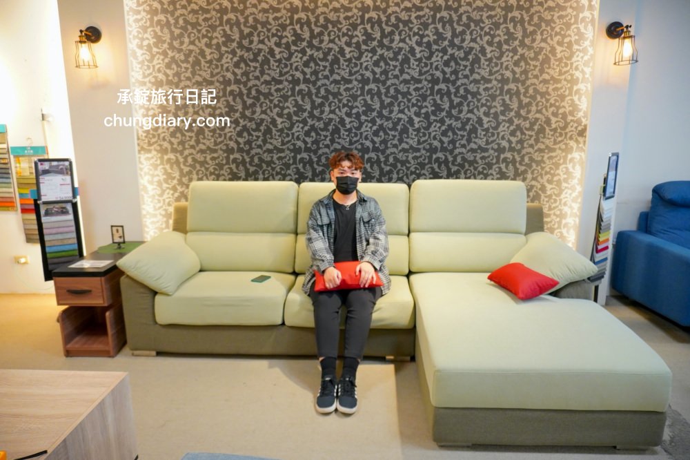 台南沙發推薦【坐又銘沙發永康中正門市】手工沙發、舒眠床墊，款式專利「滑軌式獨立筒沙發」尺寸、布料、顏色都可以客製化。