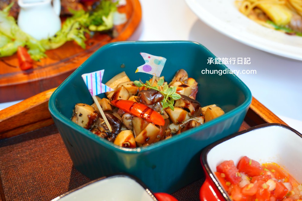 綠萼159地中海南法料理｜台中浪漫約會歐式餐廳，室內外大空間環境，華麗且舒適的用餐氛圍感！台中北屯兔子寵物友善餐廳，兔奴俱樂部聚會舉辦場所。