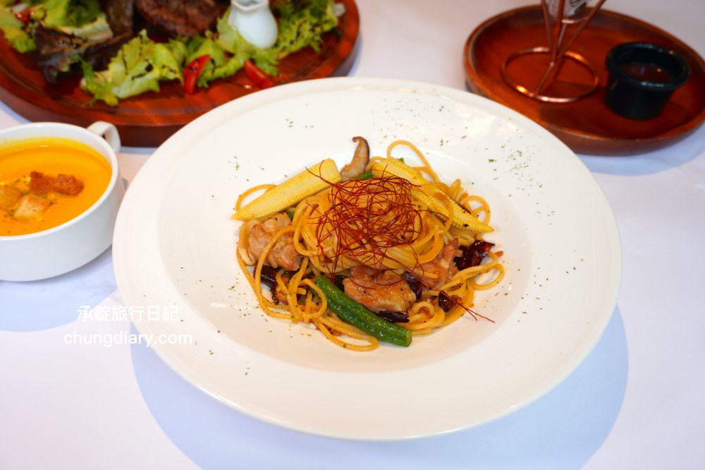 綠萼159地中海南法料理｜台中浪漫約會歐式餐廳，室內外大空間環境，華麗且舒適的用餐氛圍感！台中北屯兔子寵物友善餐廳，兔奴俱樂部聚會舉辦場所。