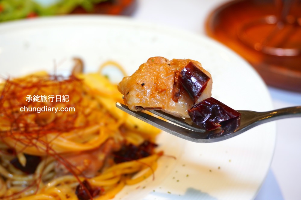 綠萼159地中海南法料理｜台中浪漫約會歐式餐廳，室內外大空間環境，華麗且舒適的用餐氛圍感！台中北屯兔子寵物友善餐廳，兔奴俱樂部聚會舉辦場所。