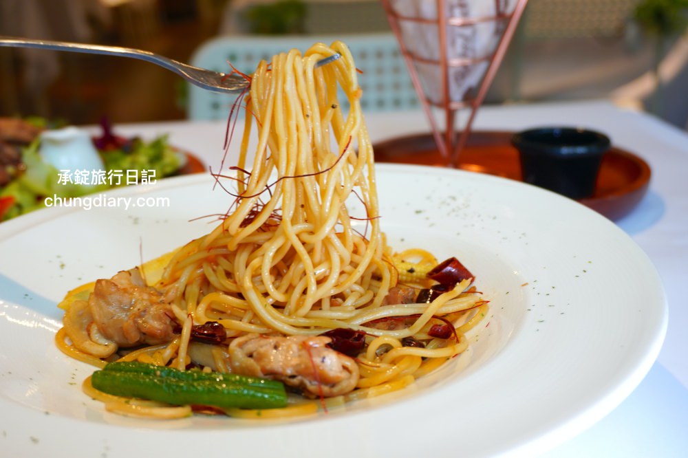 綠萼159地中海南法料理｜台中浪漫約會歐式餐廳，室內外大空間環境，華麗且舒適的用餐氛圍感！台中北屯兔子寵物友善餐廳，兔奴俱樂部聚會舉辦場所。