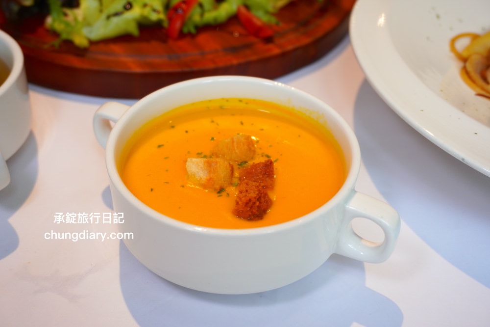 綠萼159地中海南法料理｜台中浪漫約會歐式餐廳，室內外大空間環境，華麗且舒適的用餐氛圍感！台中北屯兔子寵物友善餐廳，兔奴俱樂部聚會舉辦場所。