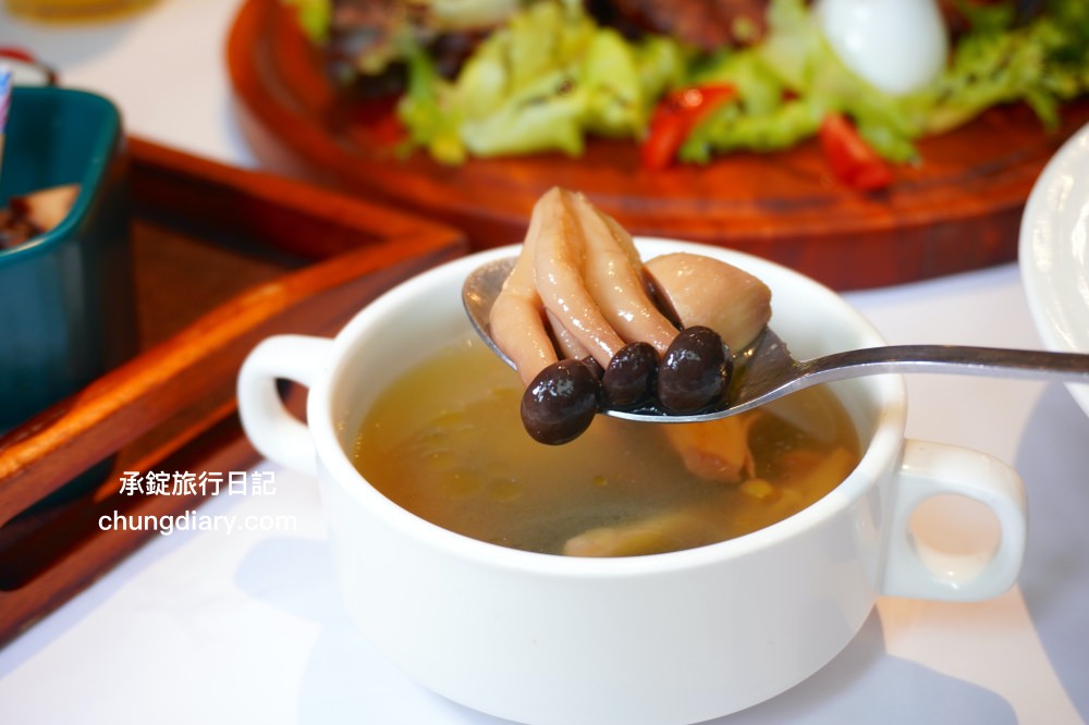 綠萼159地中海南法料理｜台中浪漫約會歐式餐廳，室內外大空間環境，華麗且舒適的用餐氛圍感！台中北屯兔子寵物友善餐廳，兔奴俱樂部聚會舉辦場所。