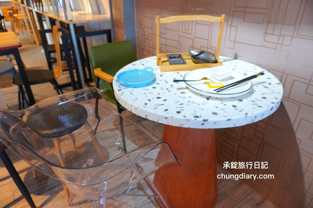 台中餐桌椅批發【綻呈營業用餐具餐桌椅專賣店】台灣製造！商用餐桌椅，與送餐機器人/帶位機器人旗艦展示店。