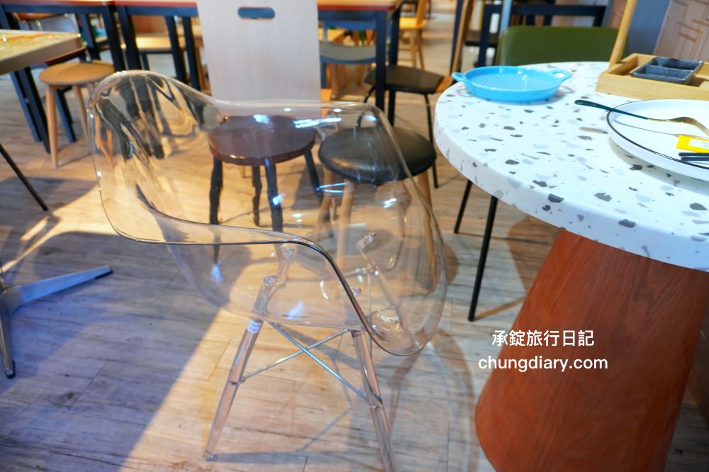 台中餐桌椅批發【綻呈營業用餐具餐桌椅專賣店】台灣製造！商用餐桌椅，與送餐機器人/帶位機器人旗艦展示店。