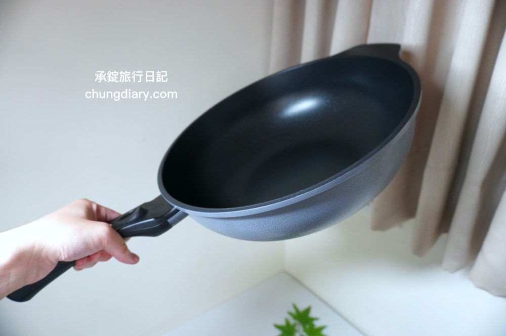 義大利CUOCO不沾鍋【大寶鍋S3鑽石旗艦版】石墨烯不沾炒鍋34cm,煎鍋、炒鍋、湯鍋三合一鍋型!Graphene 石墨烯材質,不含62項PFAS、無PFOA及PFOS,適用各式爐具:IH、電磁爐、瓦斯爐…等。 - 第6張圖 義大利CUOCO不沾鍋【大寶鍋S3鑽石旗艦版】石墨烯不沾炒鍋34cm,煎鍋、炒鍋、湯鍋三合一鍋型!Graphene 石墨烯材質,不含62項PFAS、無PFOA及PFOS,適用各式爐具:IH、電磁爐、瓦斯爐…等。